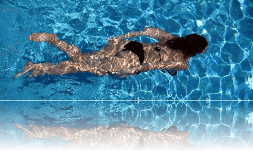 Kobieta nurkująca w basenie kąpielowym